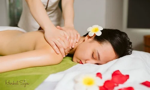 Động tác nhẹ nhàng phù hợp cho người mới bắt đầu trải nghiệm massage tại Đà Nẵng 