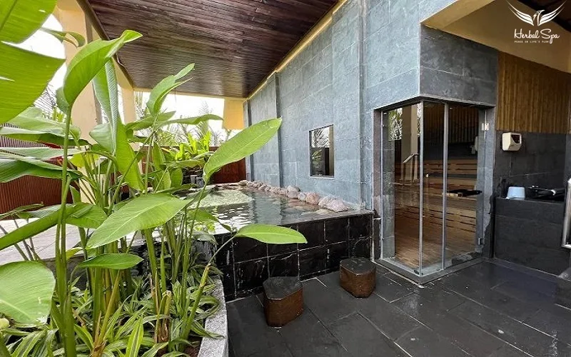 Most spas will provide lockers