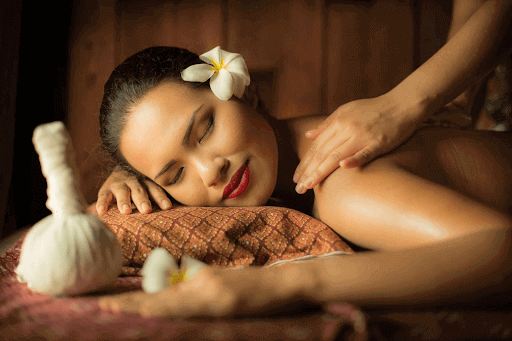 Một buổi massage cổ truyền tại Herbal Spa