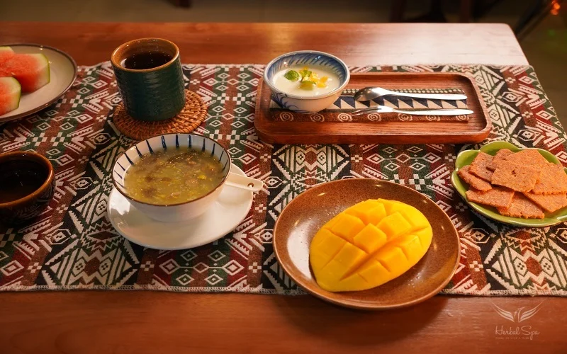 ハーバルスパでの典型的なベトナム料理の軽食