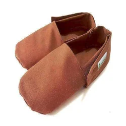 Túi thảo dược ấm chân được dùng trong liệu trình massage lưng tại Herbal Spa Đà Nẵng