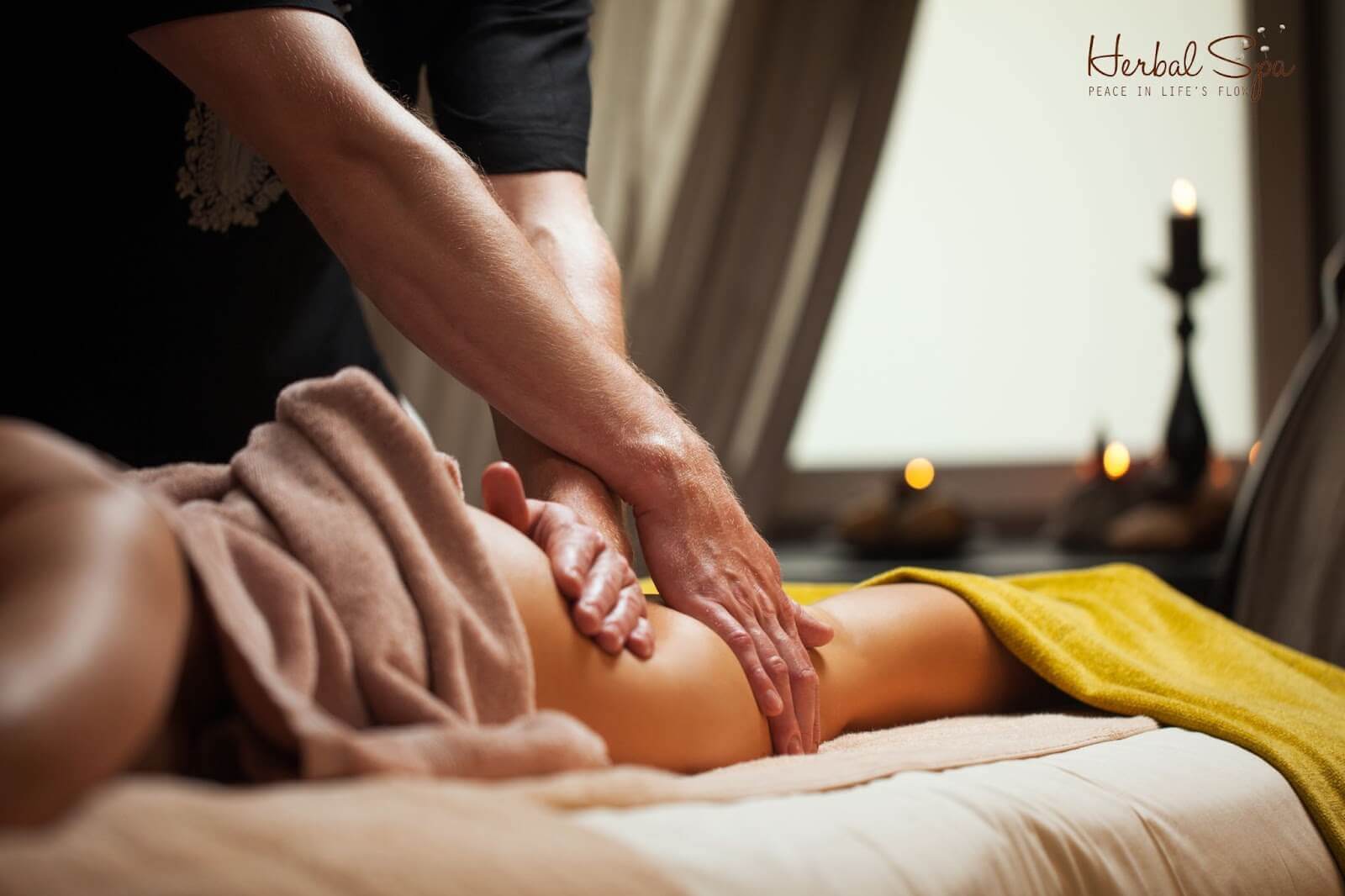 Lực massage kết hợp với hơi ấm từ nến giúp giải tỏa đau nhức