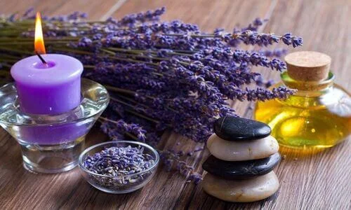 The lavender massage oil’s faint scent helps relax, cheer up, and improve the mood