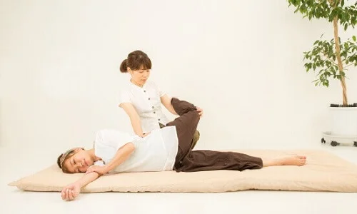 Kỹ thuật cổ điển của Massage truyền thống kiểu Thái, kết hợp yoga và bóp huyệt