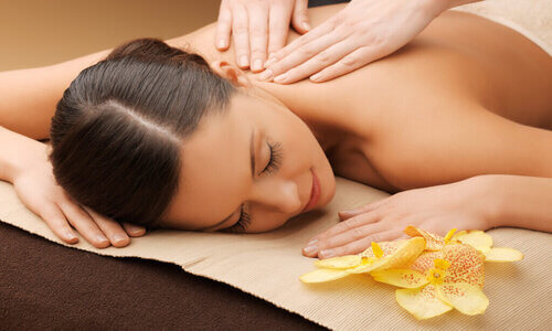 Massage toàn thân là phương pháp trị liệu, kích thích các mô trên toàn bộ cơ thể