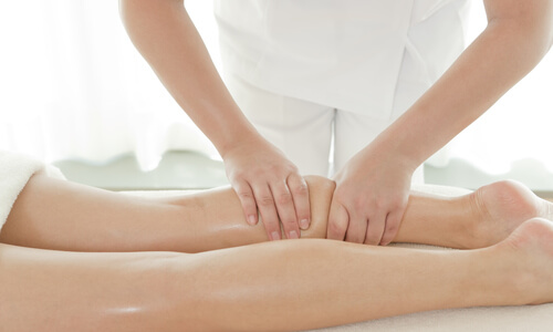 Massage, xoa bóp, kéo và ấn nhẹ lên cẳng chân giúp các mô cơ được thư giãn
