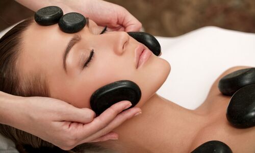 Massage đá nóng là Liệu pháp Massage Đà Nẵng mang lại cảm giác thư giãn nhất
