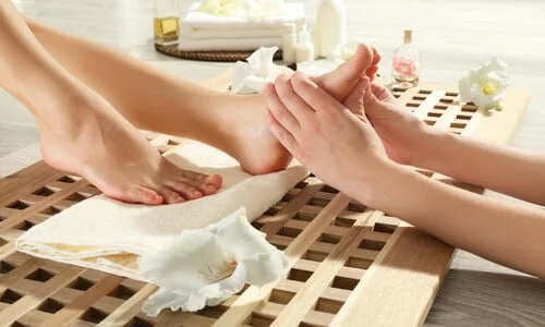 Trải nghiệm sự kết hợp độc đáo của massage truyền thống và y học qua bài massage chân