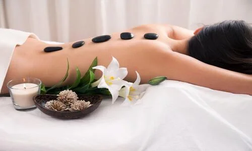 Massage đá nóng tạo kích thích cực tốt và sâu đến các huyệt đạo