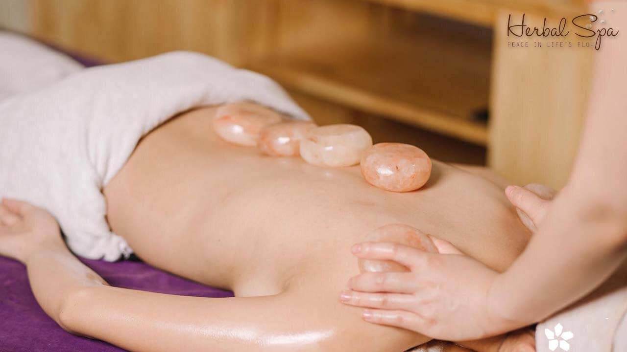 Massage Đá muối có tác dụng cân bằng ion âm - dương, giảm căng thẳng