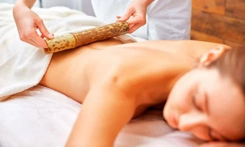 Massage bằng tre kết hợp gây áp lực nhẹ các huyệt đạo như bàn chân, đầu gối, lưng, hông, ...