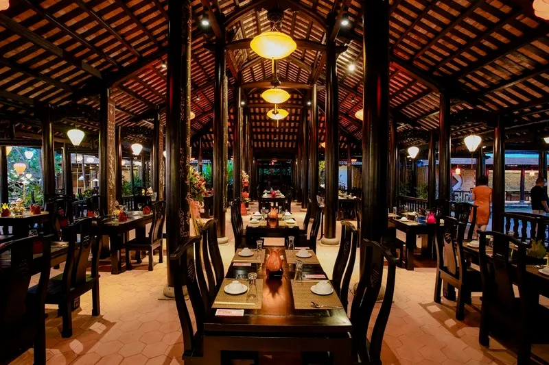 Không gian sang trọng tại nhà hàng Full Moon Hội An