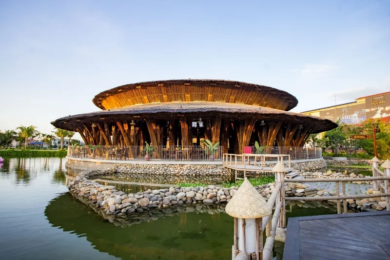 Nhà hàng nón lá siêu độc đáo tại Hội An