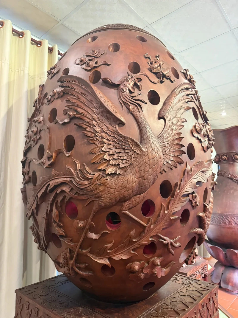 Shopping for Handicrafts at Âu Lạc Wood Art