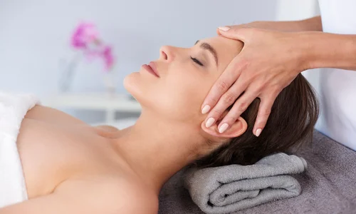 Massage mặt là công đoạn rất được các chị em yêu thích tại Herbal Spa