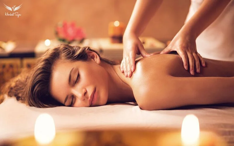 Du khách tận hưởng liệu trình massage chuyên nghiệp tại các Spa uy tín Đà Nẵng