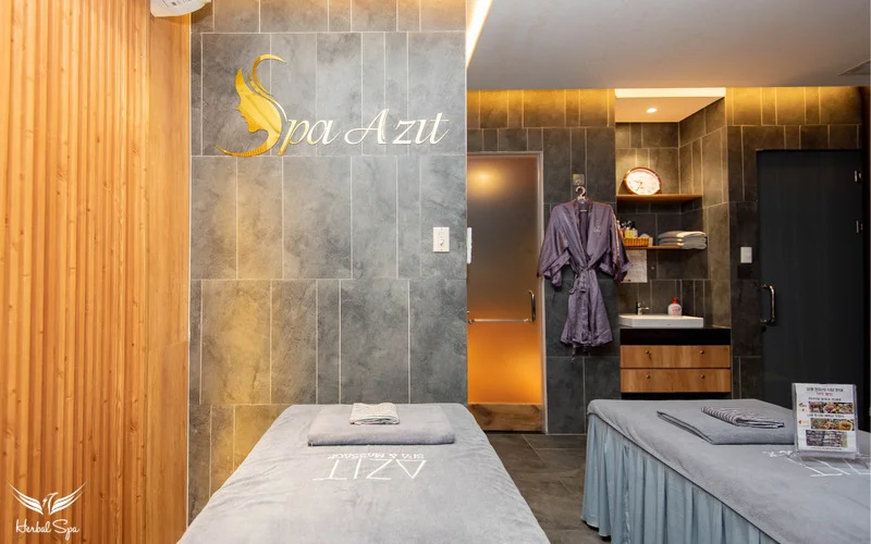 Phòng massage được trang bị phòng tắm, bồn rửa tay, ngăn kéo đựng đồ tại Azit Spa