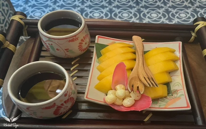 Được phục vụ trà hoa quả sau khi massage