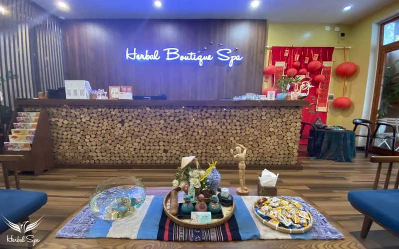Bàn chờ bố trí đẹp mắt với các loại tinh dầu tại Herbal Spa Đà Nẵng