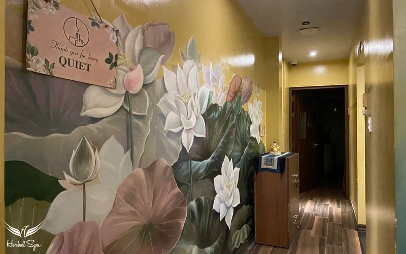 Lối vào các phòng massage trị liệu được Herbal trang trí tỉ mẩn với từng loài hoa riêng