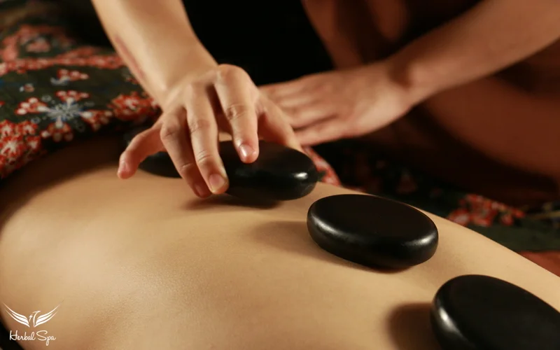 Áp dụng những tính năng tốt của đá nóng trong massage toàn thân kiểu Herbal Spa