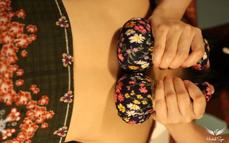 Chườm và sử dụng túi thảo dược ấm trong massage tại Herbal Spa Đà Nẵng