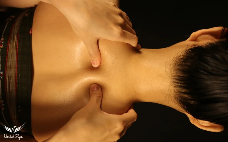 Massage bấm huyệt tác động sâu vào từng huyệt đạo giúp lưu thông khí huyết, giải tỏa tắc nghẽn