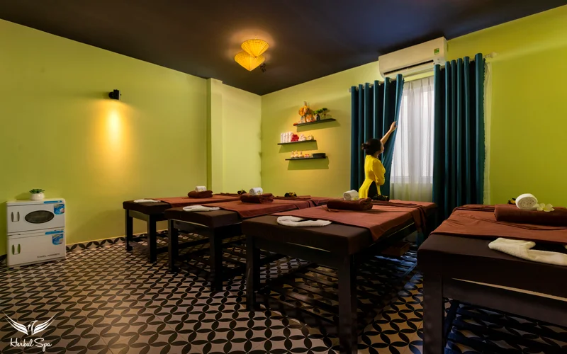 Phòng massage tại Nón Lá Spa được trang trí nhẹ nhàng và tối giản