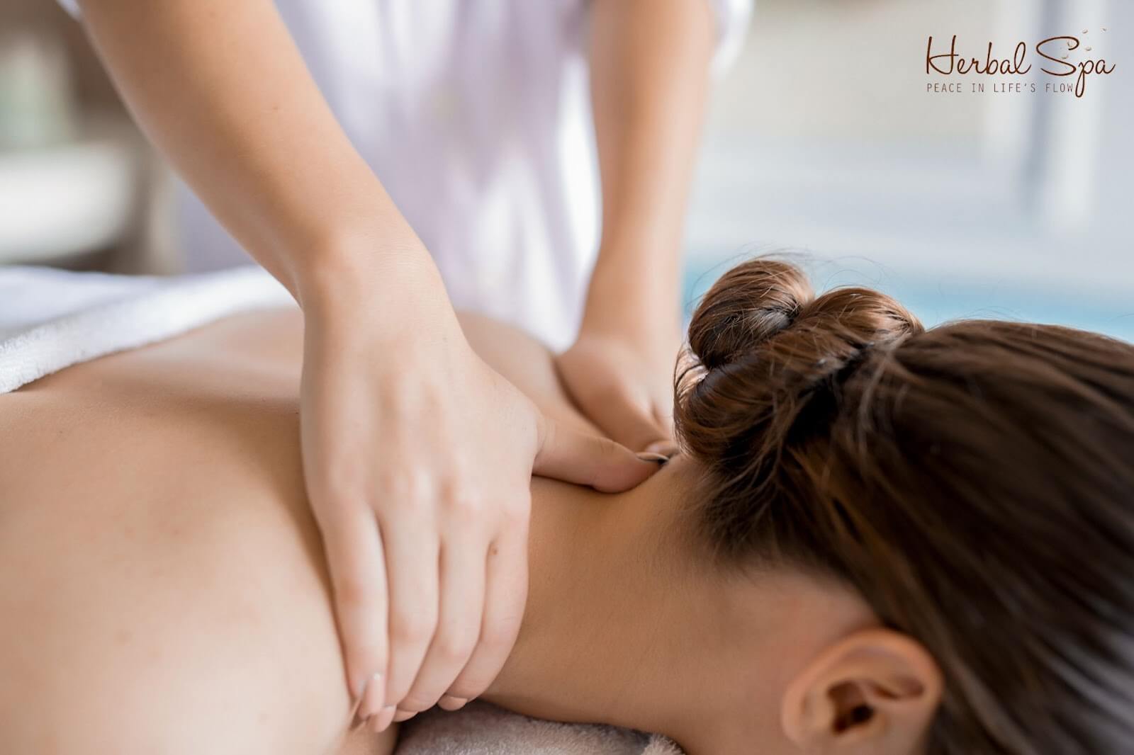 Massage trị liệu giúp xoa dịu cơ bắp và làm giảm đau nhức hiệu quả 