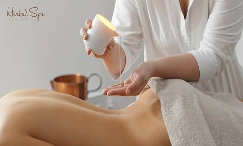 Massage nến là phương pháp massage sử dụng nến tinh dầu có nguồn gốc từ thiên nhiên.