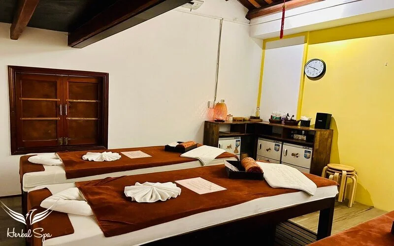 Không gian mát xa ở Herbal Spa Hội An riêng tư với 3 giường rộng rãi