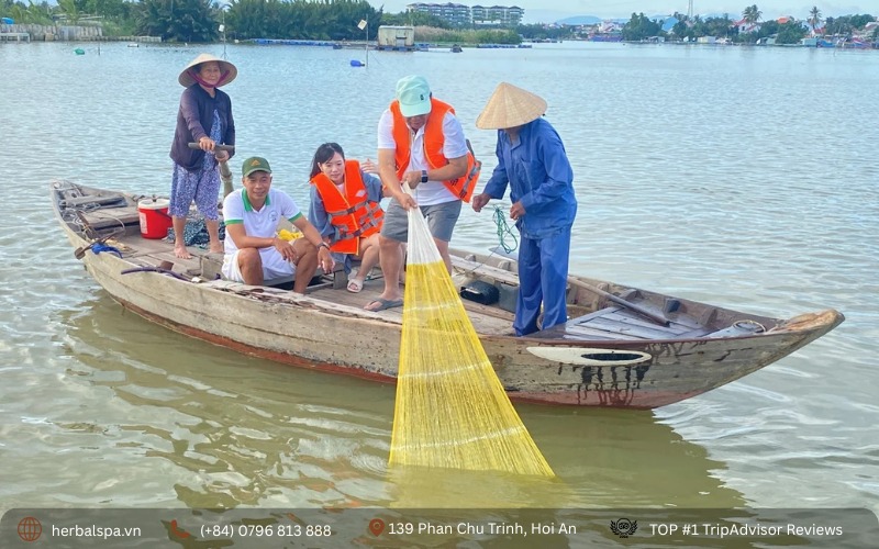 Fun sampan boat experience on the Thu Bon River
