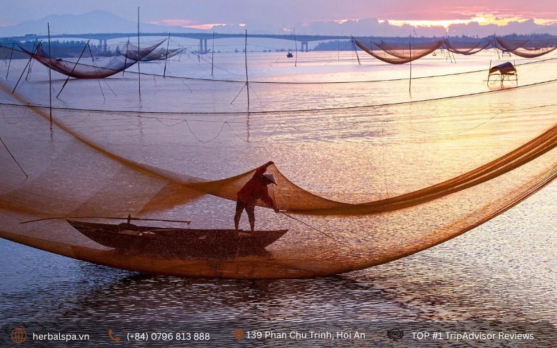 Sampan boat ride on the Thu Bon River