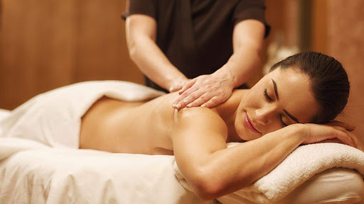 Massage toàn thân kiểu Herbal Đà Nẵng giúp cân bằng và điều hòa khí huyết.