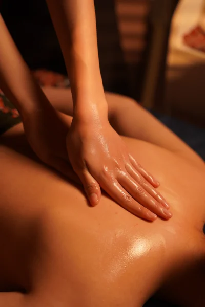 背中のマッサージ 